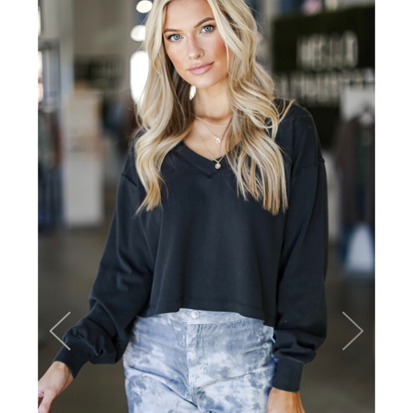 Tops - NEW! Cropped Pullover Black. Large